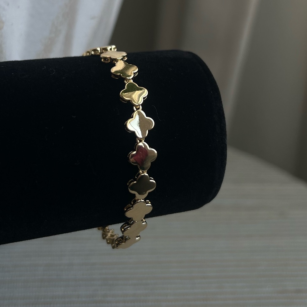 Plain Gold regular clover size + mini Clover plain gold accented  Bracelet
